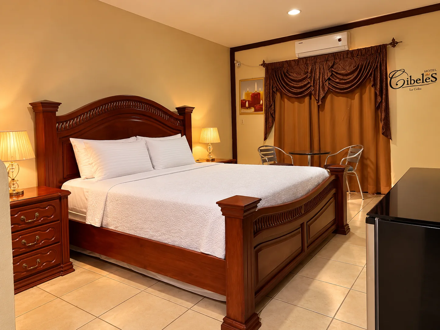 Habitación matrimonial de Hotel Cibeles con mobiliario de madera y ropa de cama blanca