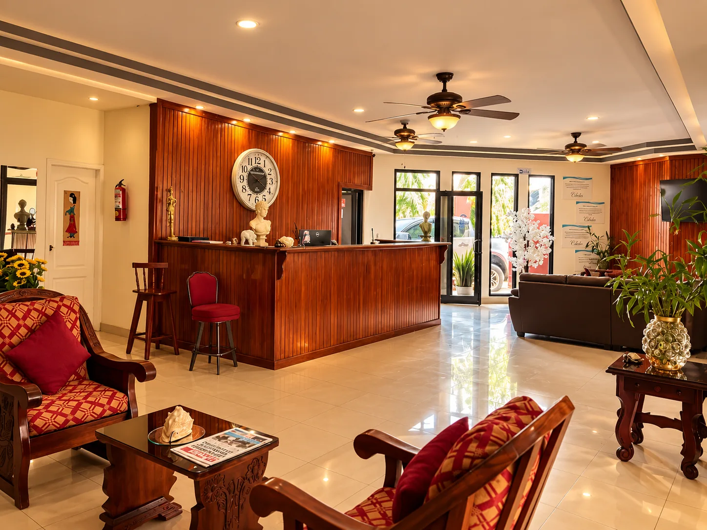 Recepción de Hotel Cibeles con mostrador de madera y ambiente acogedor